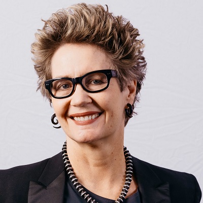 headshot of Leslie Brueckner